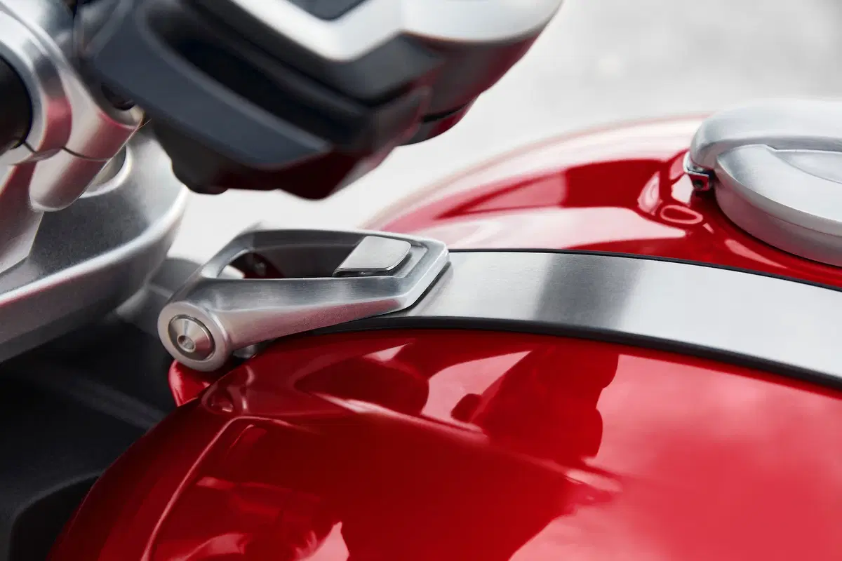 Triumph Rocket 3GT e Rocket 3R: 2500 cc e due versioni (24)