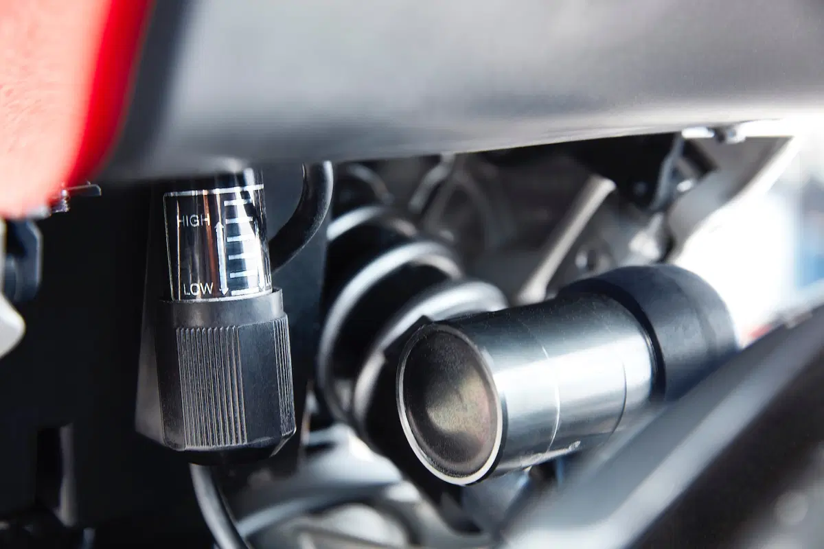 Triumph Rocket 3GT e Rocket 3R: 2500 cc e due versioni (26)