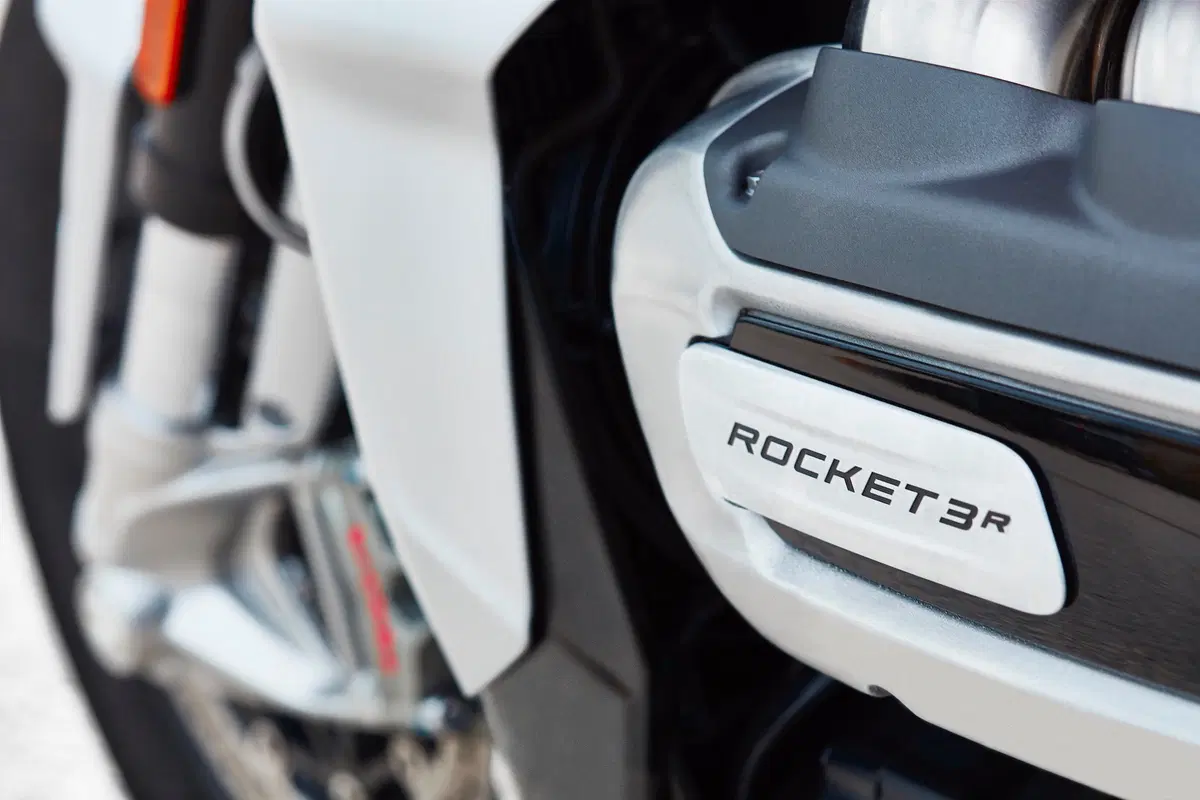 Triumph Rocket 3GT e Rocket 3R: 2500 cc e due versioni (27)