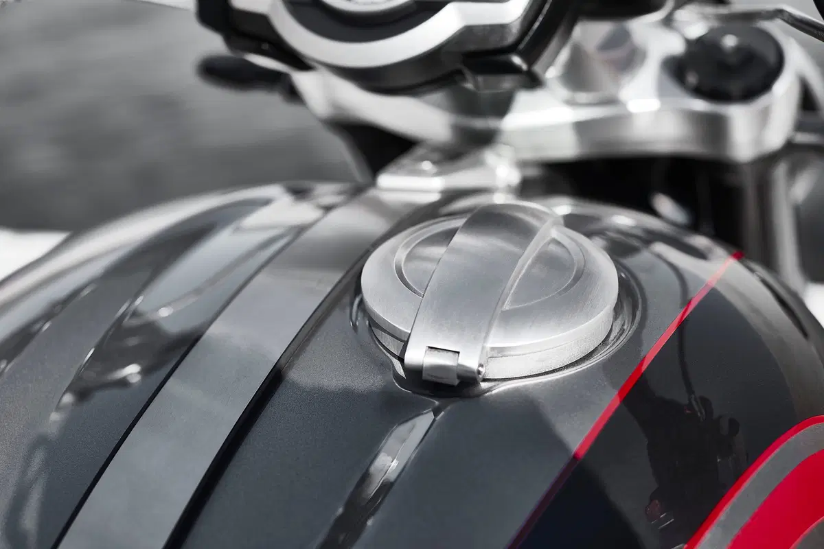 Triumph Rocket 3GT e Rocket 3R: 2500 cc e due versioni (28)