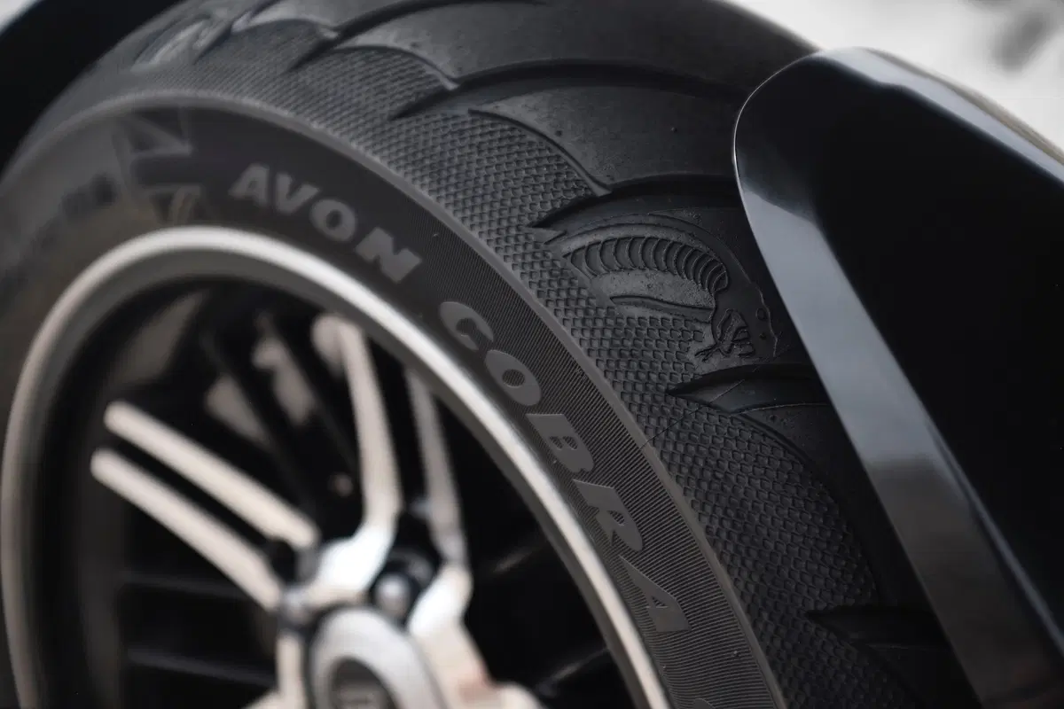 Triumph Rocket 3GT e Rocket 3R: 2500 cc e due versioni (29)