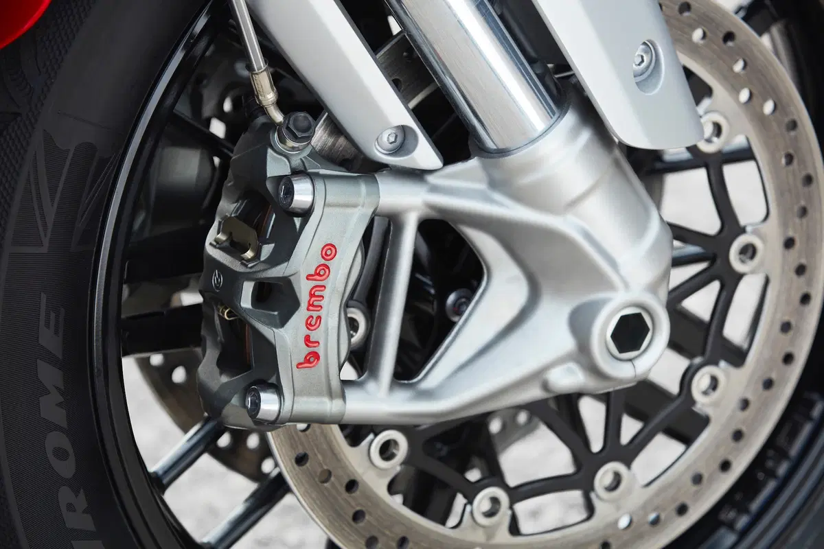 Triumph Rocket 3GT e Rocket 3R: 2500 cc e due versioni (31)