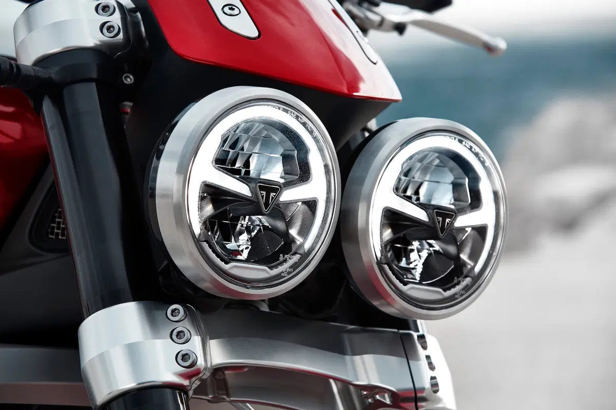 Triumph Rocket 3GT e Rocket 3R: 2500 cc e due versioni (32)