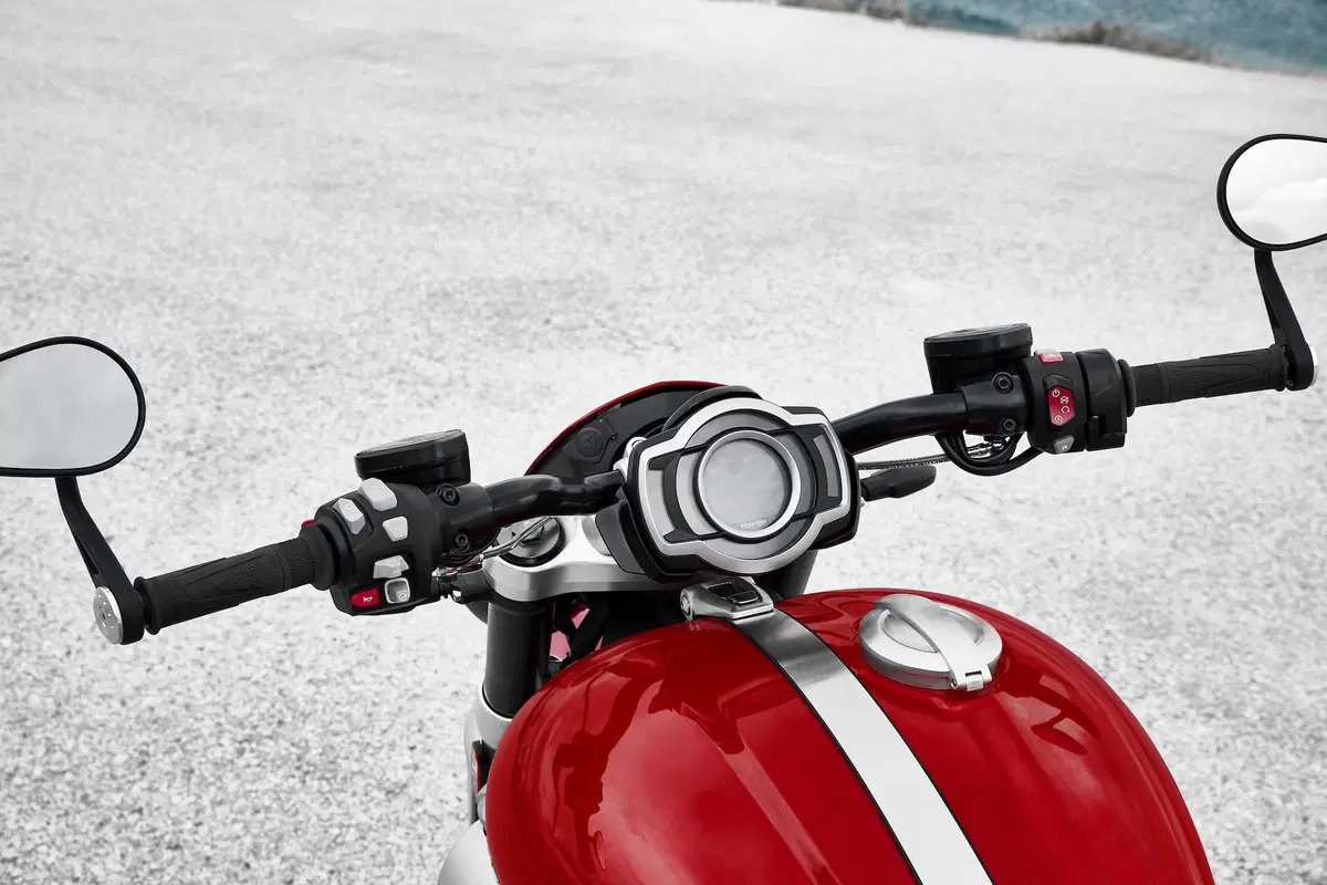 Triumph Rocket 3GT e Rocket 3R: 2500 cc e due versioni (34)