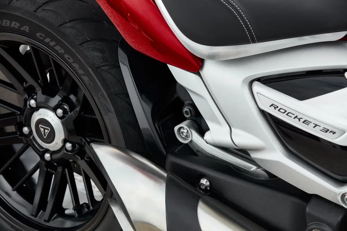 Triumph Rocket 3GT e Rocket 3R: 2500 cc e due versioni (35)
