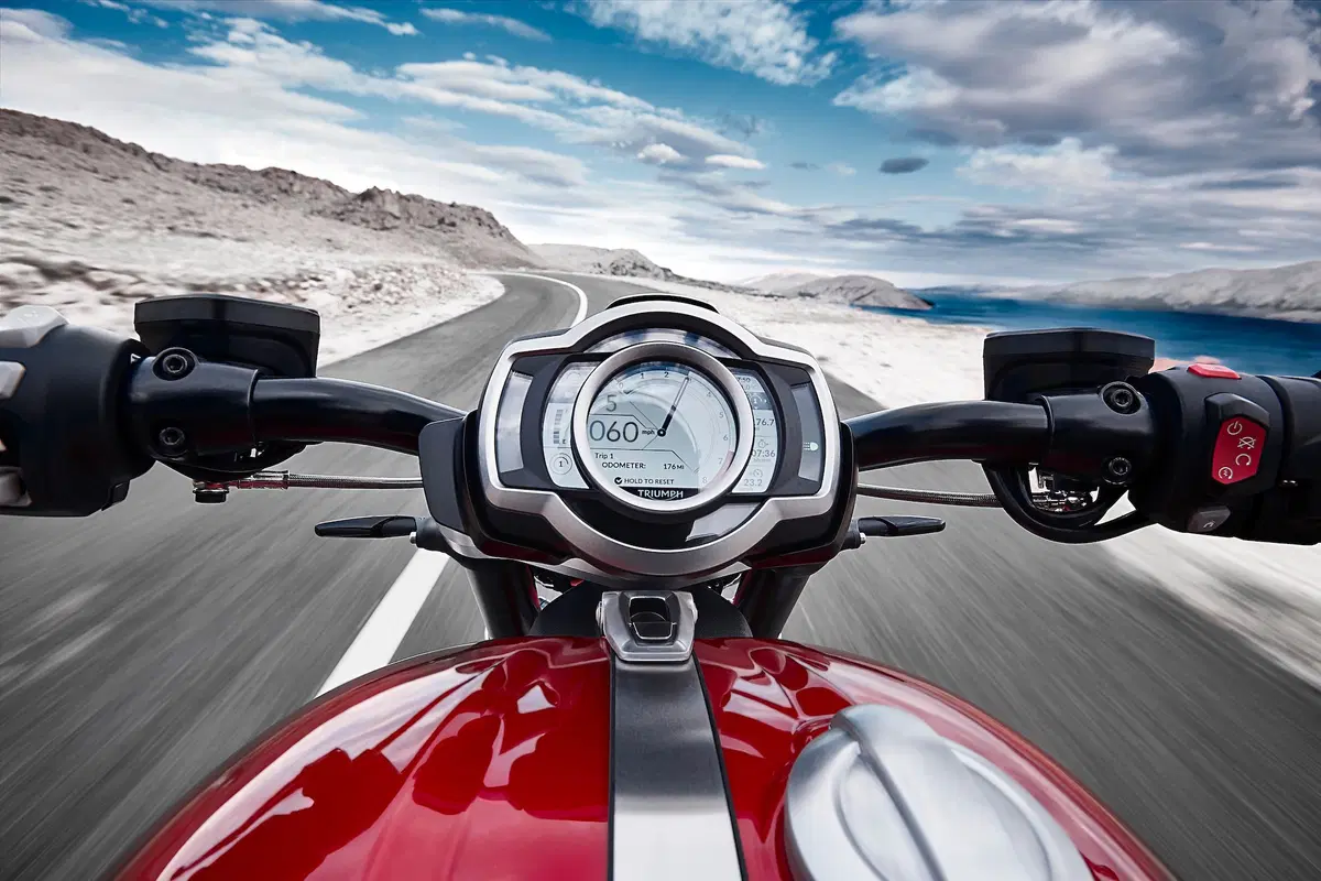Triumph Rocket 3GT e Rocket 3R: 2500 cc e due versioni (36)