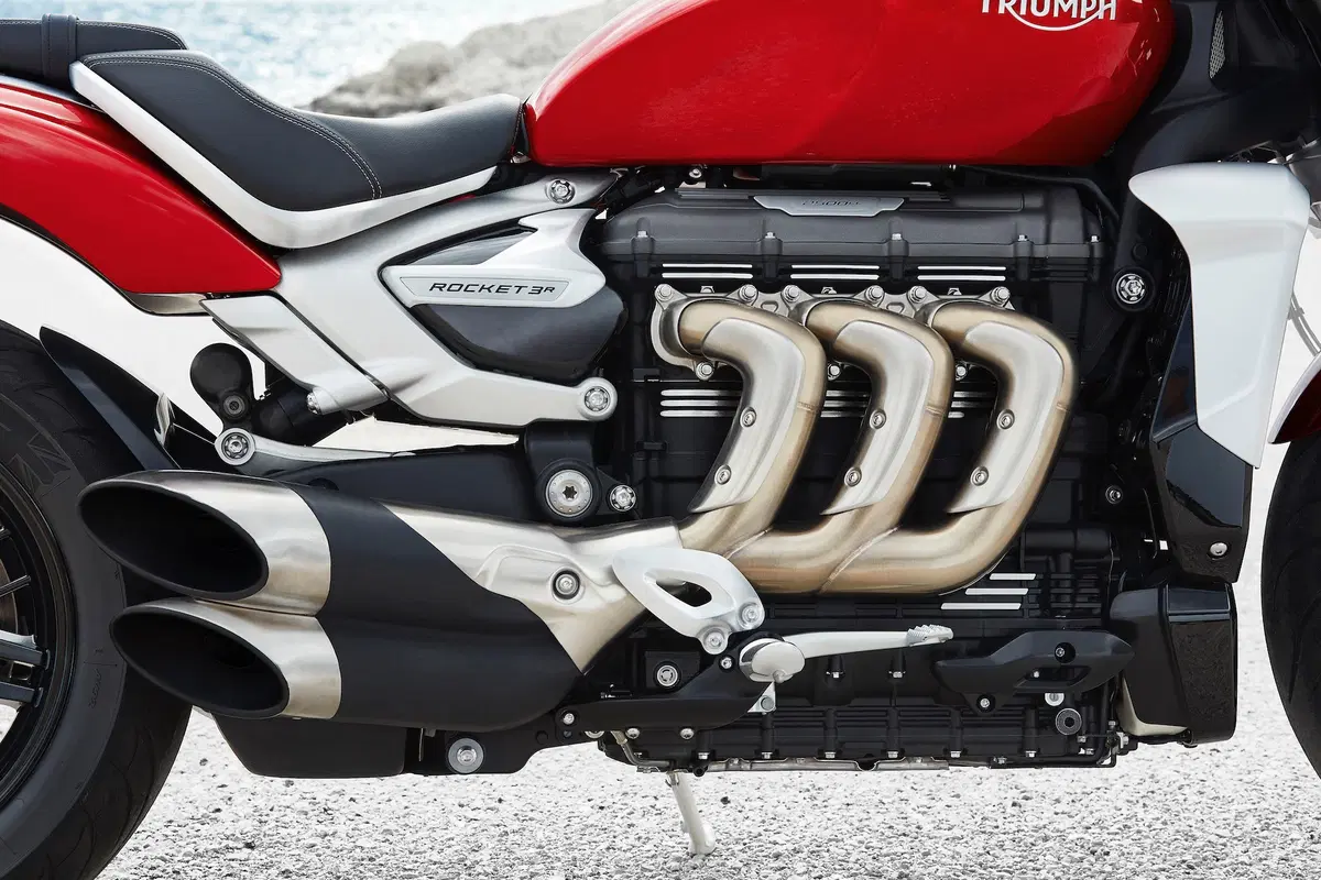 Triumph Rocket 3GT e Rocket 3R: 2500 cc e due versioni (37)
