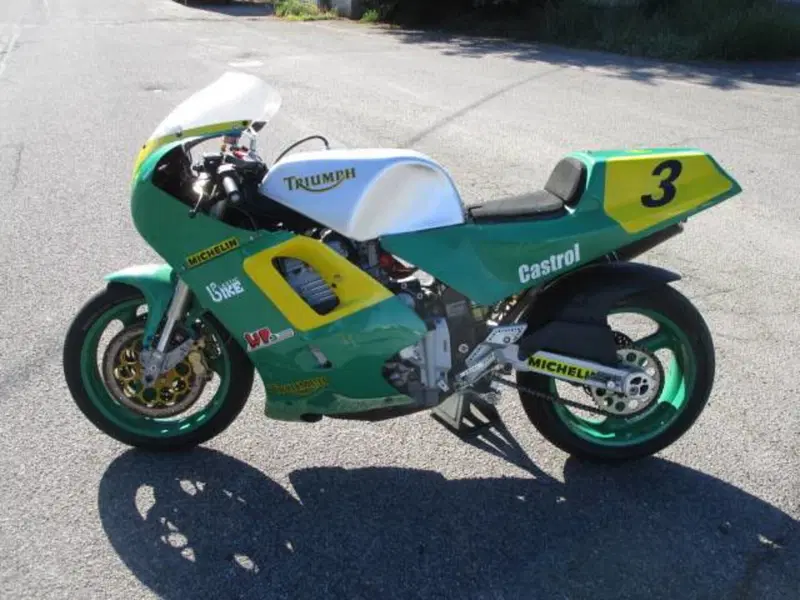Triumph DAYTONA 900 FACTORY  (2)