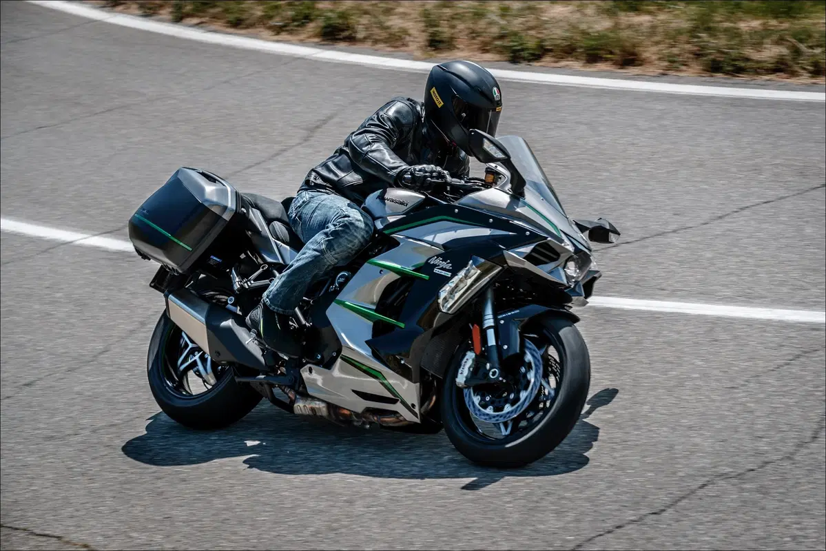Kawasaki H2 SX SE+ TEST: 200 cv, 300 km/h... la chiami touring? (2)