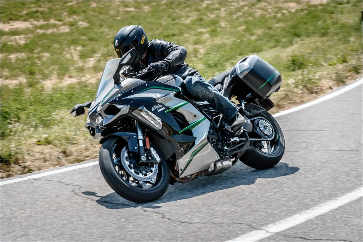 Kawasaki H2 SX SE+ TEST: 200 cv, 300 km/h... la chiami touring? (4)