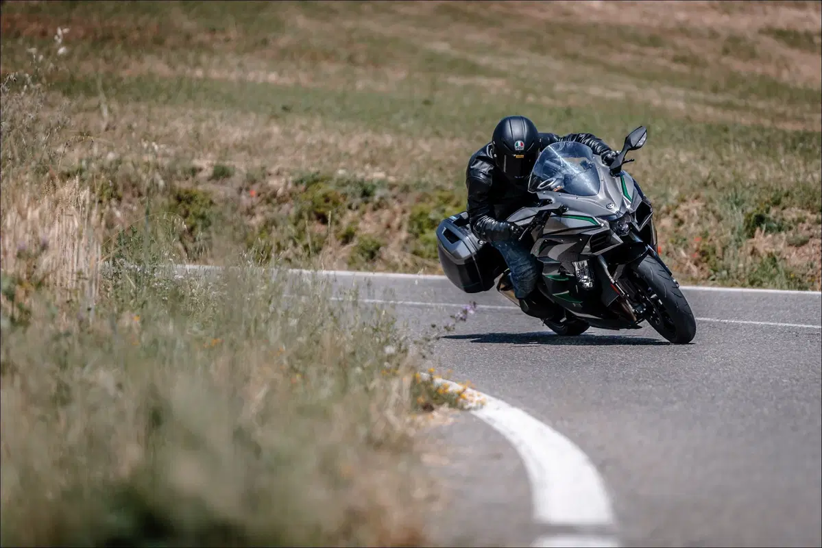 Kawasaki H2 SX SE+ TEST: 200 cv, 300 km/h... la chiami touring? (3)