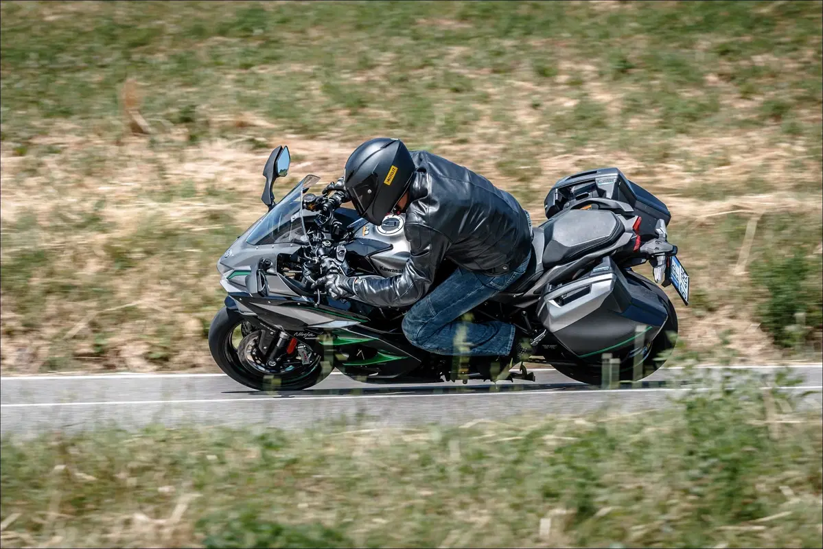 Kawasaki H2 SX SE+ TEST: 200 cv, 300 km/h... la chiami touring? (11)