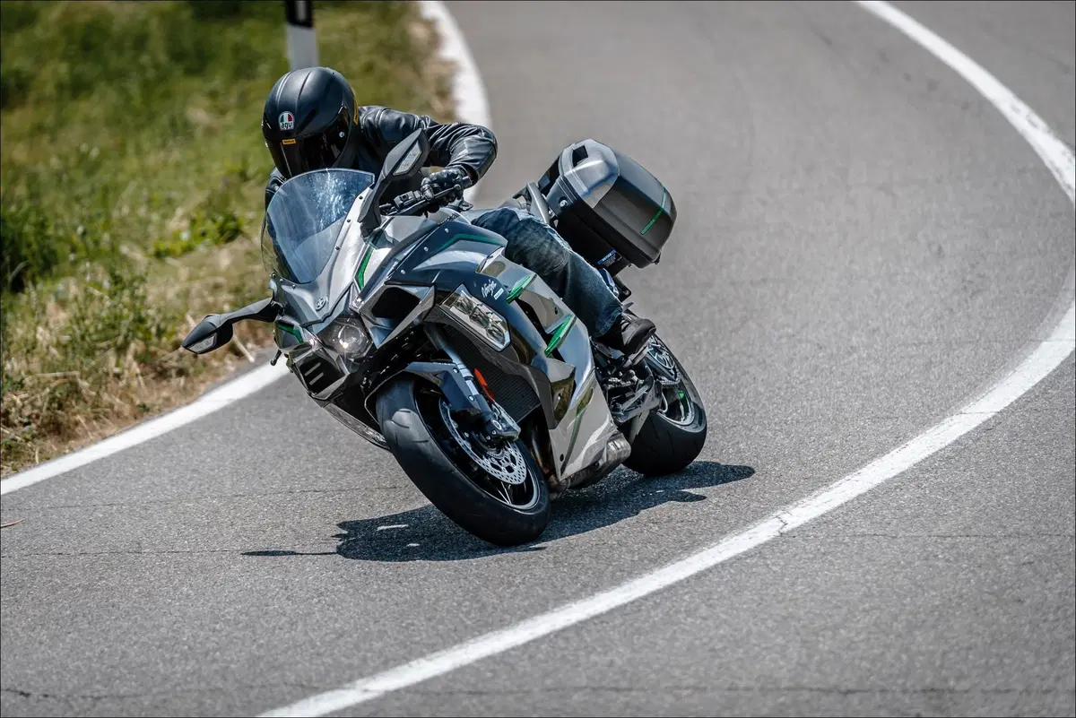 Kawasaki H2 SX SE+ TEST: 200 cv, 300 km/h... la chiami touring? (9)