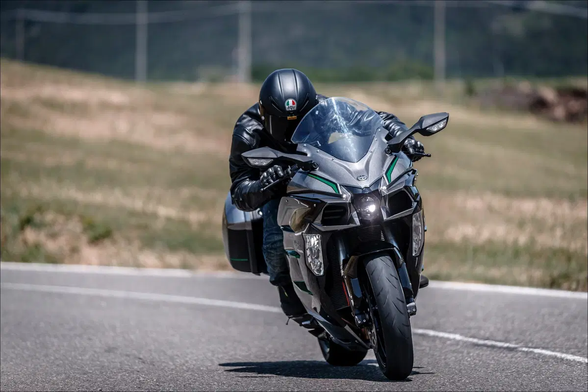 Kawasaki H2 SX SE+ TEST: 200 cv, 300 km/h... la chiami touring? (7)