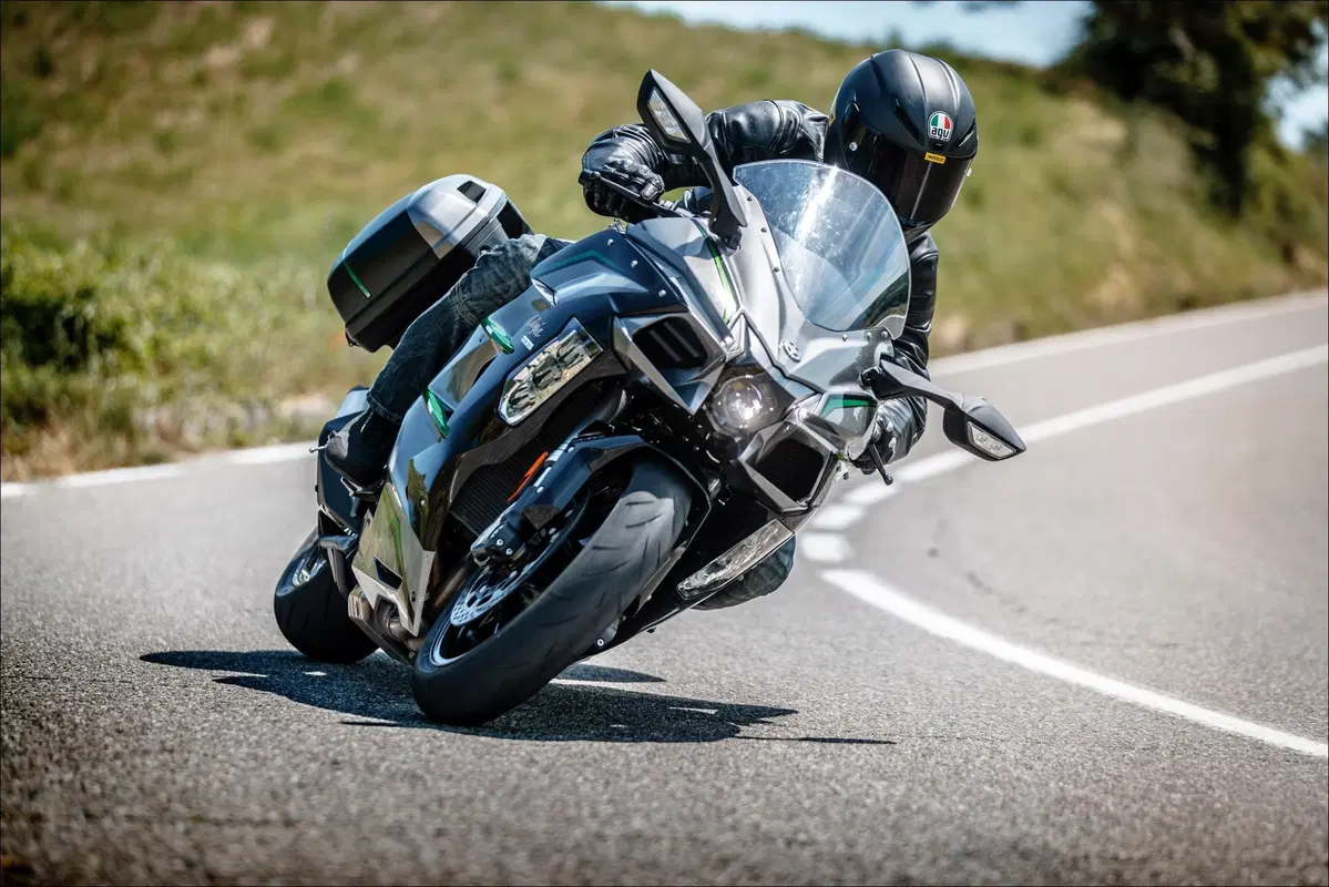 Kawasaki H2 SX SE+ TEST: 200 cv, 300 km/h... la chiami touring? (6)