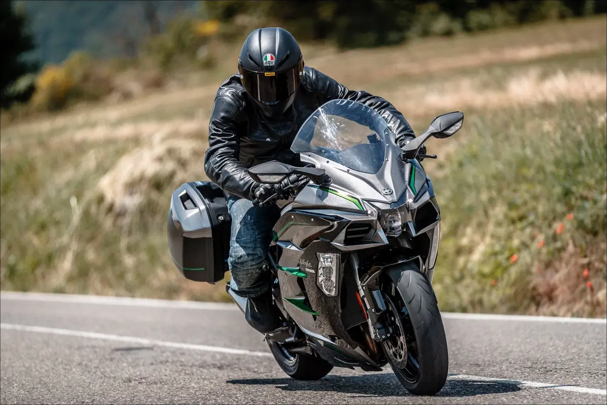 Kawasaki H2 SX SE+ TEST: 200 cv, 300 km/h... la chiami touring?
