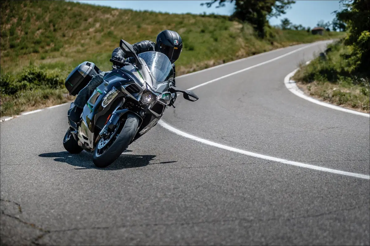 Kawasaki H2 SX SE+ TEST: 200 cv, 300 km/h... la chiami touring? (5)