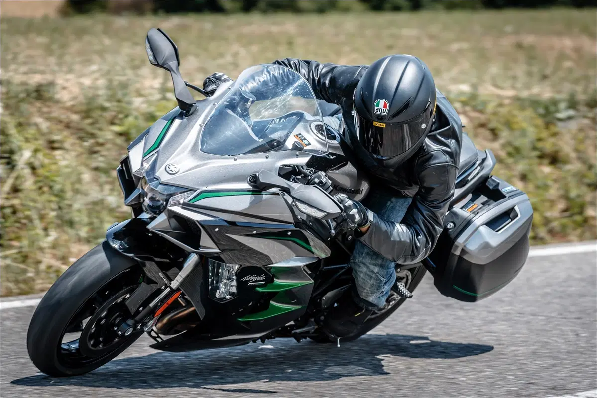Kawasaki H2 SX SE+ TEST: 200 cv, 300 km/h... la chiami touring? (13)