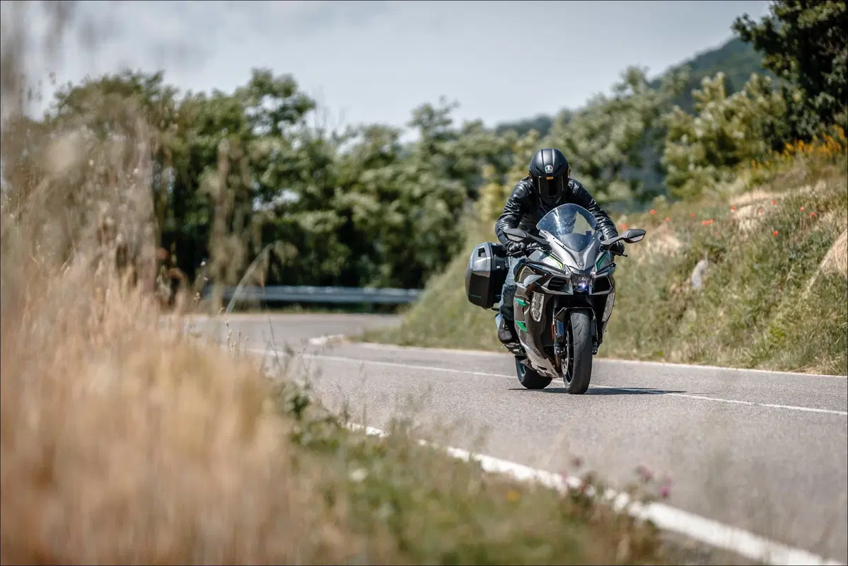 Kawasaki H2 SX SE+ TEST: 200 cv, 300 km/h... la chiami touring? (14)