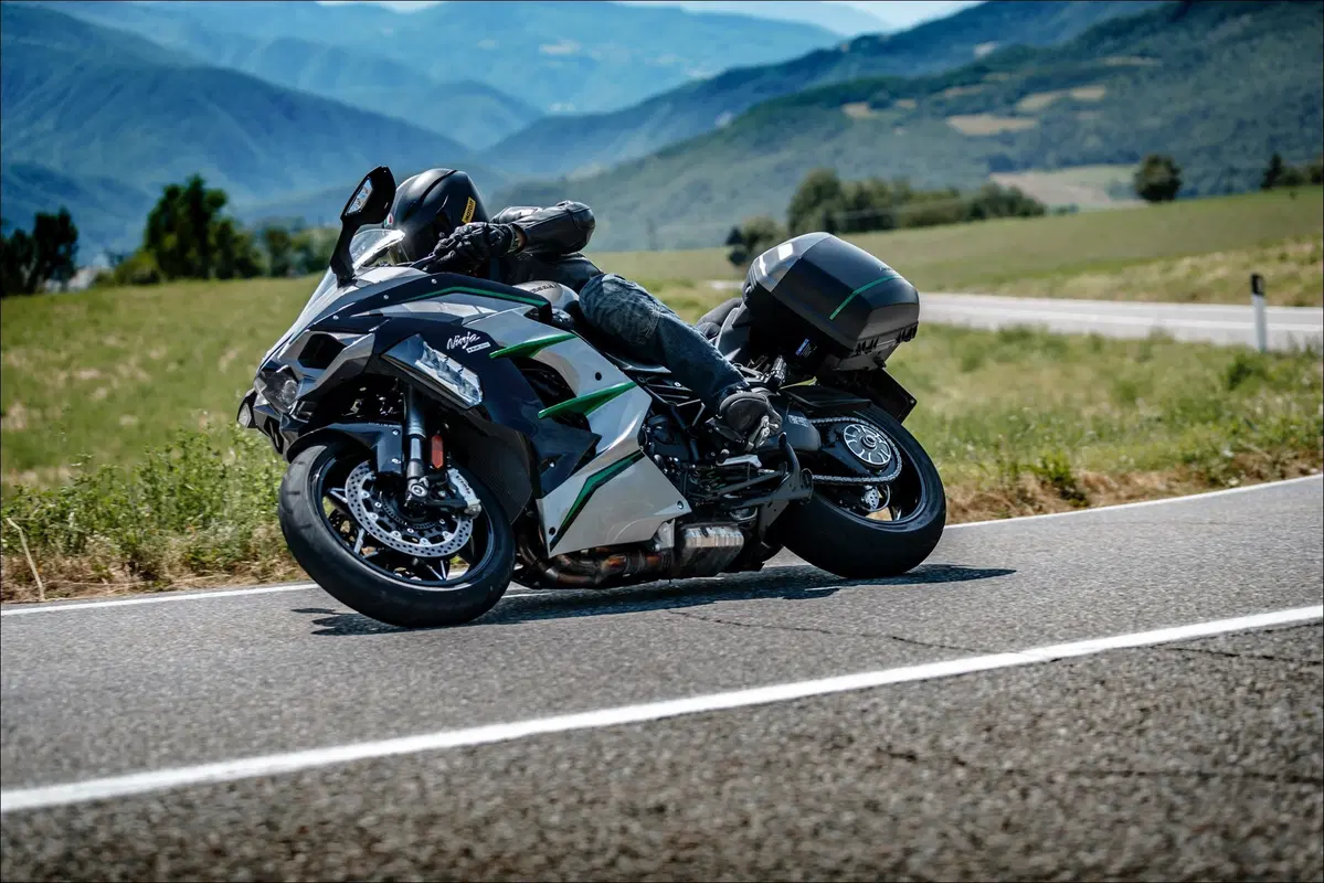Kawasaki H2 SX SE+ TEST: 200 cv, 300 km/h... la chiami touring? (10)