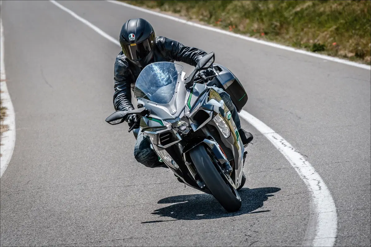 Kawasaki H2 SX SE+ TEST: 200 cv, 300 km/h... la chiami touring? (15)