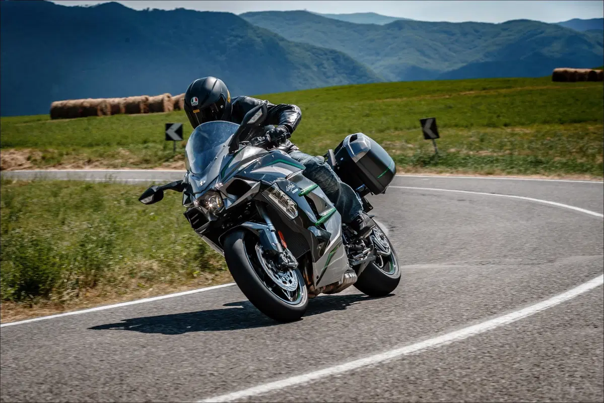 Kawasaki H2 SX SE+ TEST: 200 cv, 300 km/h... la chiami touring? (12)