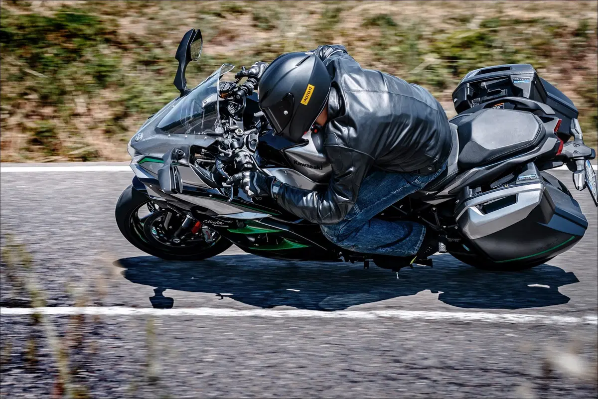 Kawasaki H2 SX SE+ TEST: 200 cv, 300 km/h... la chiami touring? (8)
