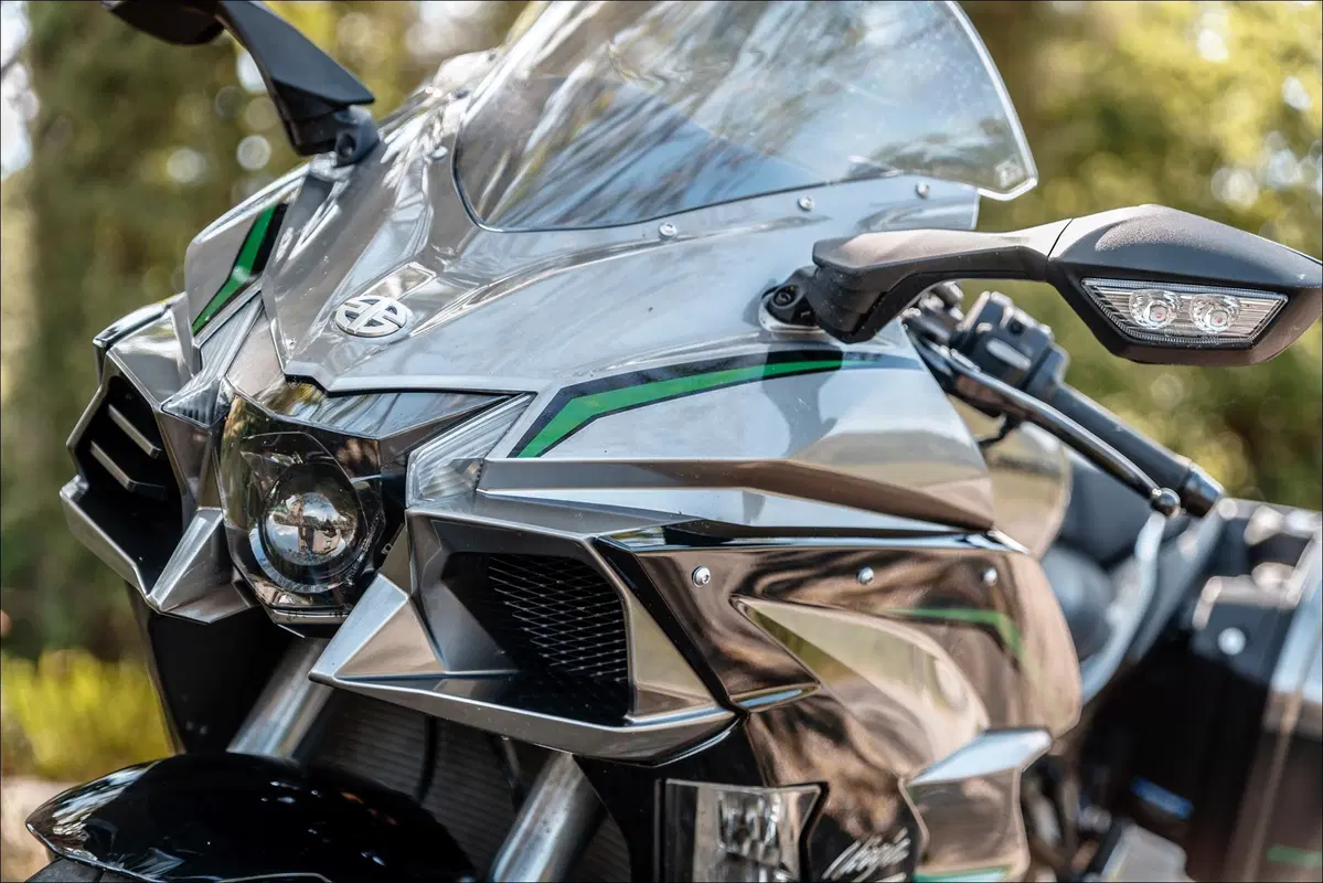 Kawasaki H2 SX SE+ TEST: 200 cv, 300 km/h... la chiami touring? (7)