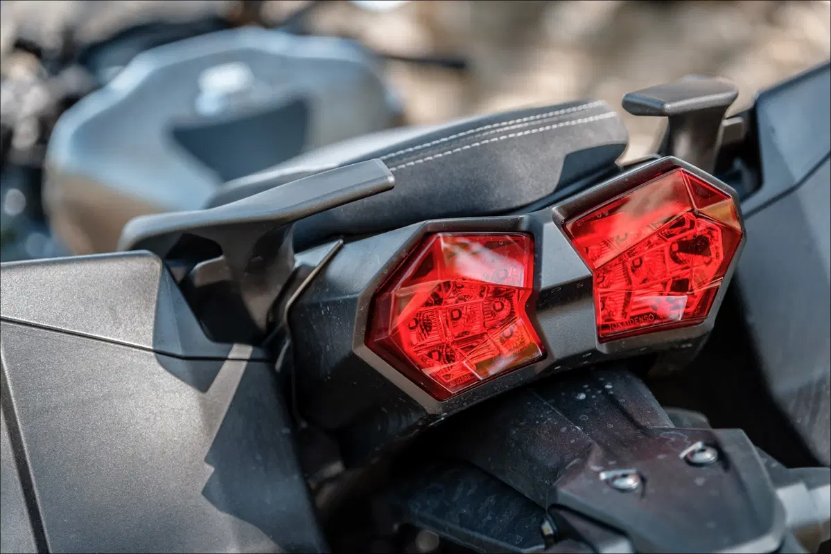 Kawasaki H2 SX SE+ TEST: 200 cv, 300 km/h... la chiami touring? (8)