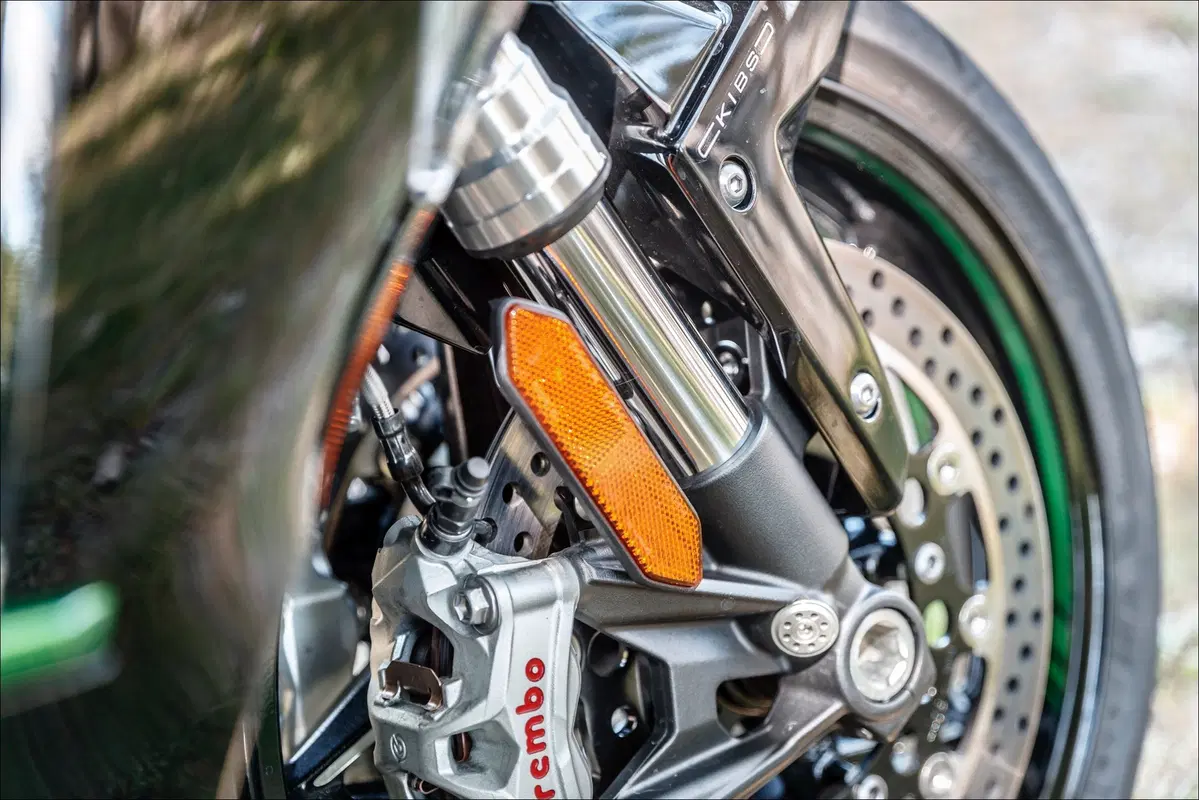 Kawasaki H2 SX SE+ TEST: 200 cv, 300 km/h... la chiami touring? (10)