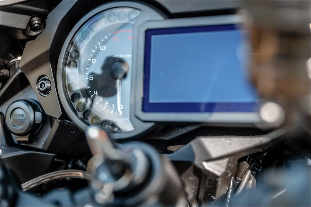 Kawasaki H2 SX SE+ TEST: 200 cv, 300 km/h... la chiami touring? (11)