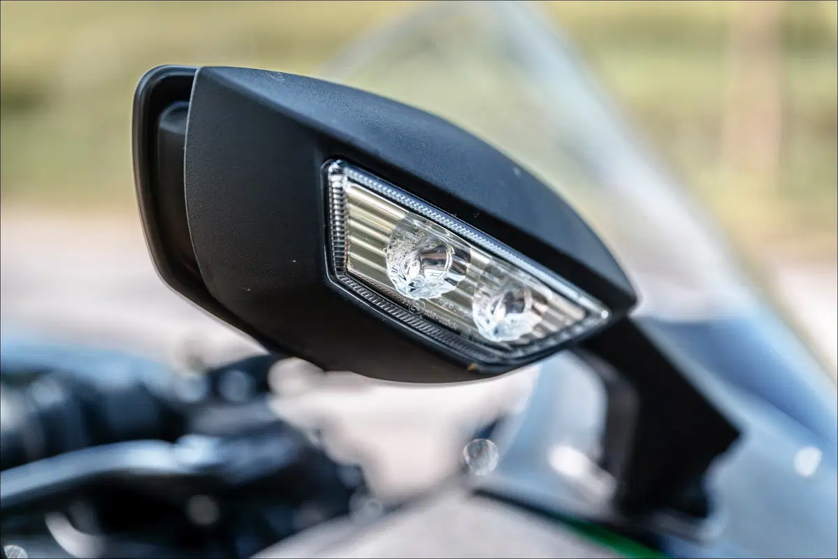 Kawasaki H2 SX SE+ TEST: 200 cv, 300 km/h... la chiami touring? (12)