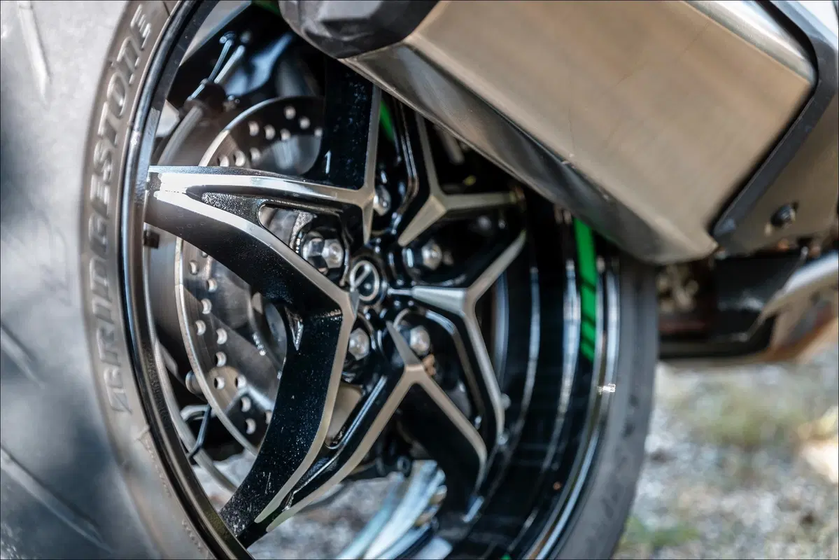 Kawasaki H2 SX SE+ TEST: 200 cv, 300 km/h... la chiami touring? (15)