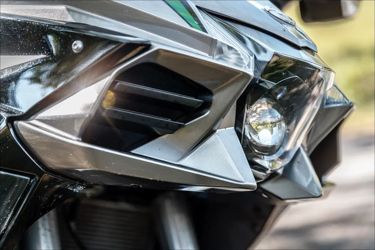 Kawasaki H2 SX SE+ TEST: 200 cv, 300 km/h... la chiami touring? (17)