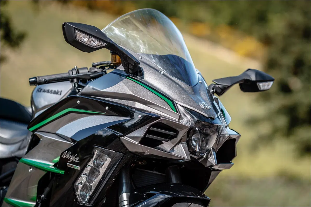 Kawasaki H2 SX SE+ TEST: 200 cv, 300 km/h... la chiami touring? (6)