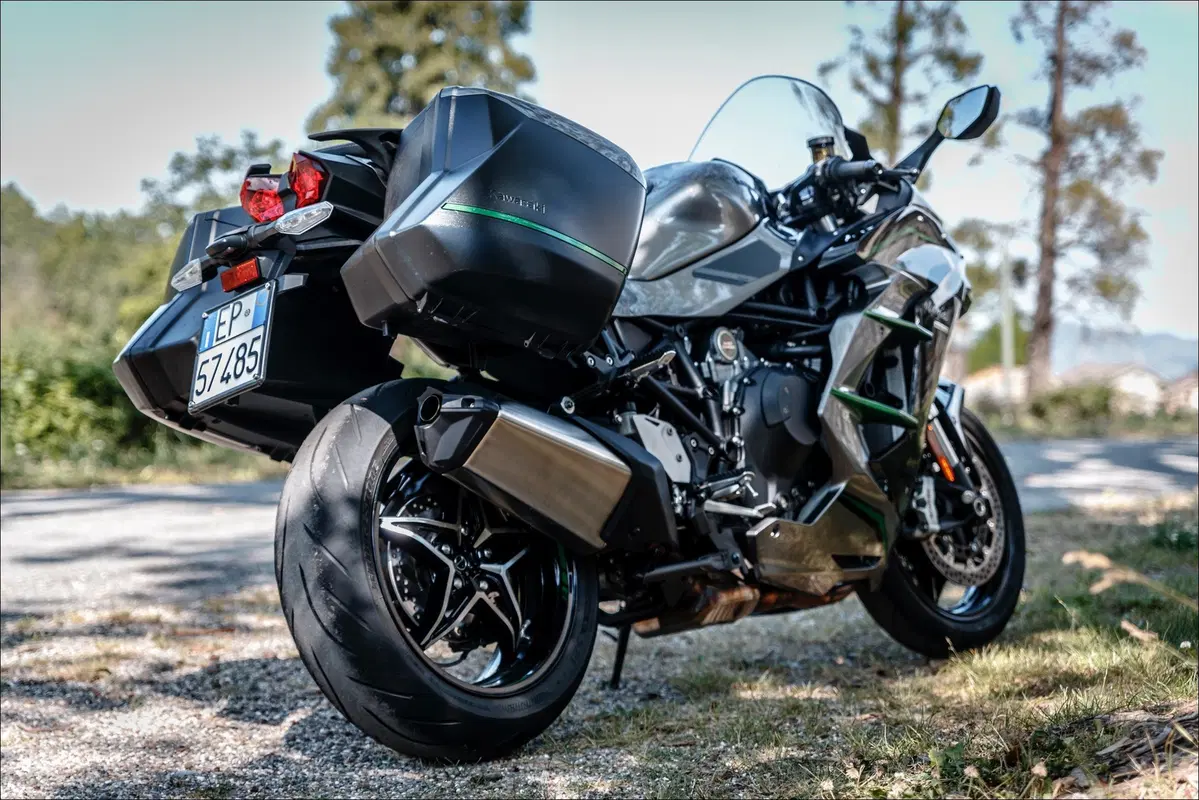 Kawasaki H2 SX SE+ TEST: 200 cv, 300 km/h... la chiami touring? (2)