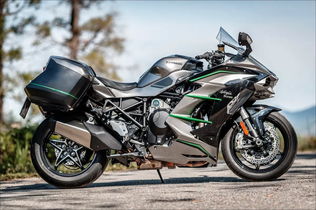 Kawasaki H2 SX SE+ TEST: 200 cv, 300 km/h... la chiami touring? (3)