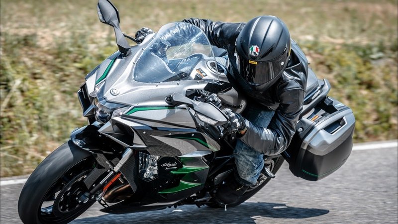 Kawasaki H2 SX SE+ TEST: 200 cv, 300 km/h. La chiami touring?