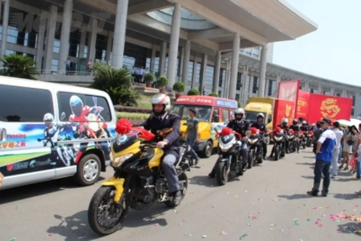Sulle Benelli in Cina per la Croce Rossa