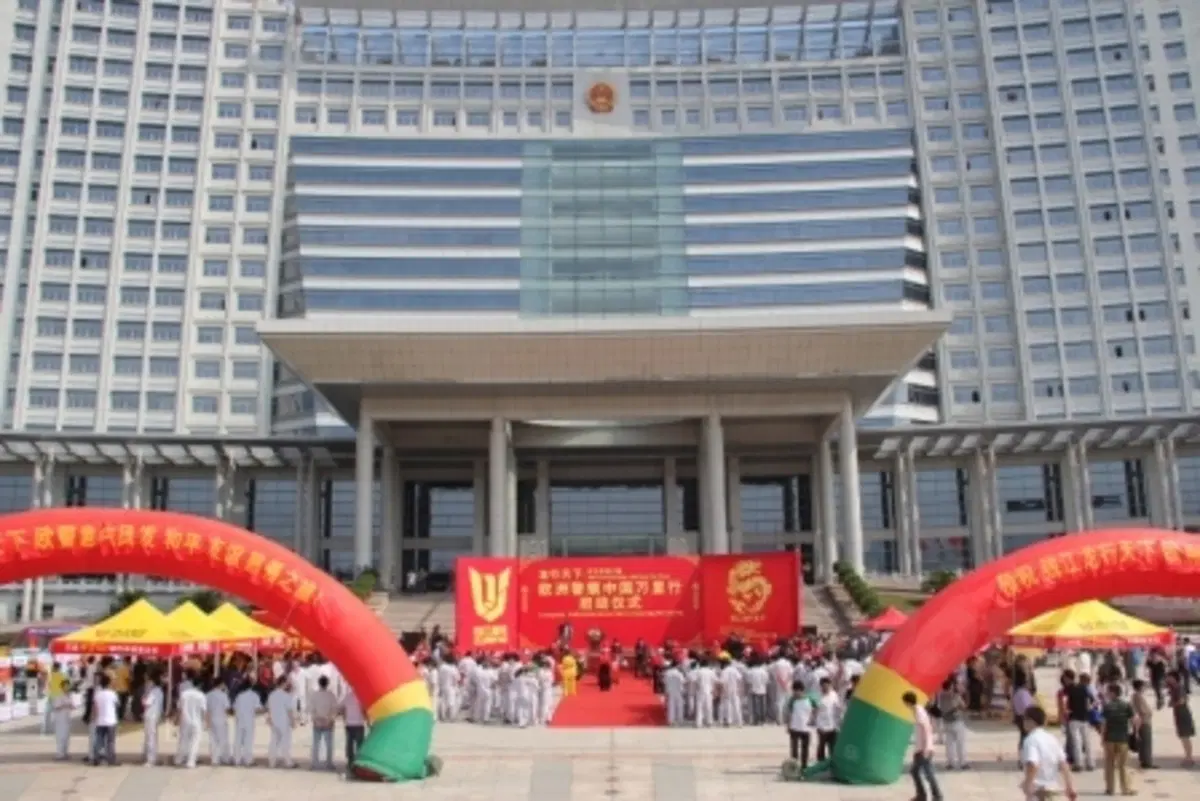 Sulle Benelli in Cina per la Croce Rossa (2)