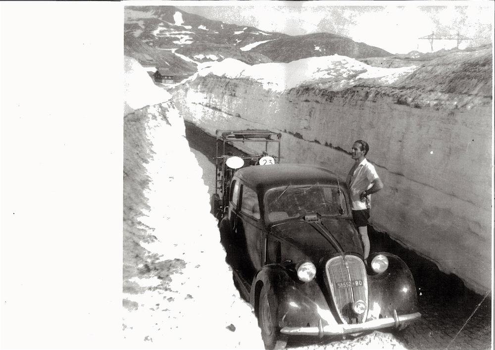 Trasferte eroiche. Siamo nel 1949 e questo è il famoso Dario Ambrosini durante una sosta del viaggio verso l’isola di Man. Alla Guida dell’auto si alternavano lui e l’amico e direttore sportivo Bruno Zoffoli. Sul carrello la moto e il muletto. Il pilota cesenate si è imposto sia al TT che nel mondiale nel 1950