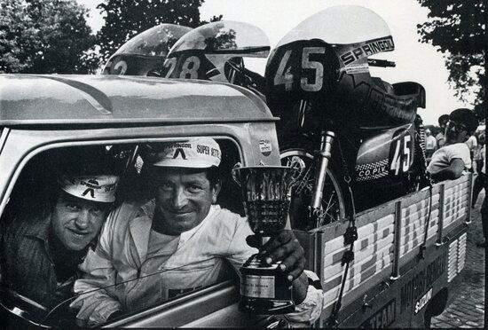 Facce sorridenti a Monza nel 1972. Le moto sono tre Motobi e vengono trasportate su di un furgone, quasi un lusso all’epoca per le gare del campionato juniores. L’immagine è tratta da quel vero gioiello che è il libro fotografico “I centauri” di Antonio Leale