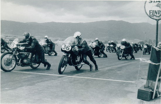 Niente tribune, niente (o quasi) spettatori e un palo con scritto Start & Finish per indicare il traguardo. Siamo alla partenza di una gara del campionato Pacific Coast nel 1962 in un circuito stradale californiano. Varie classi corrono assieme con classifiche separate