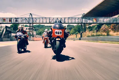 Vintage da corsa a Pergusa, quattro moto d'epoca in pista