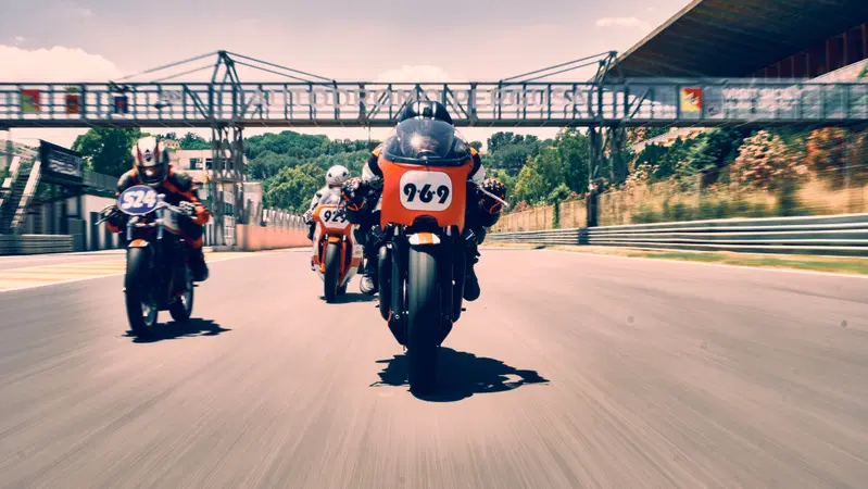 Vintage da corsa a Pergusa, quattro moto d'epoca in pista