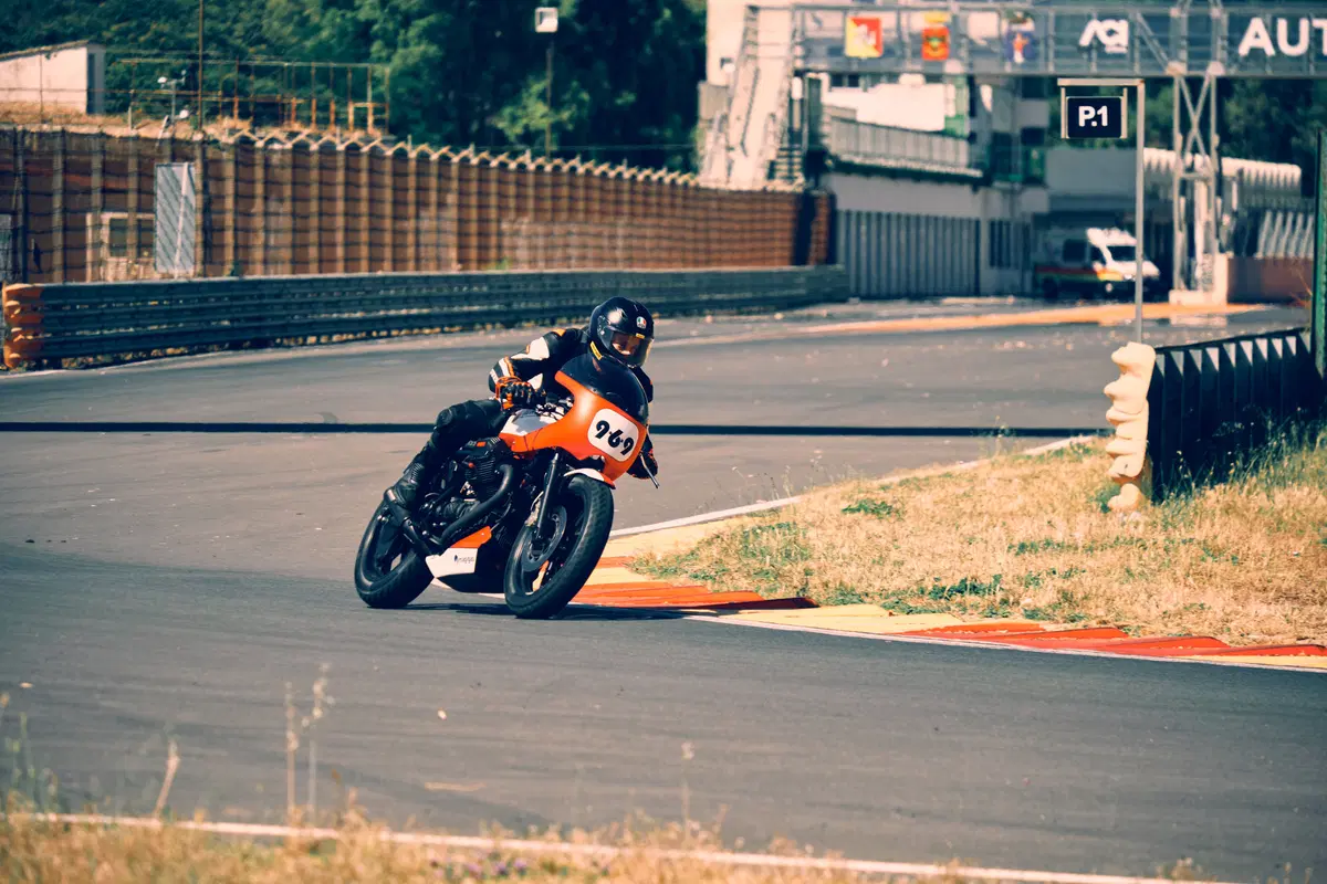 Vintage da corsa a Pergusa, quattro moto d'epoca in pista! (35)