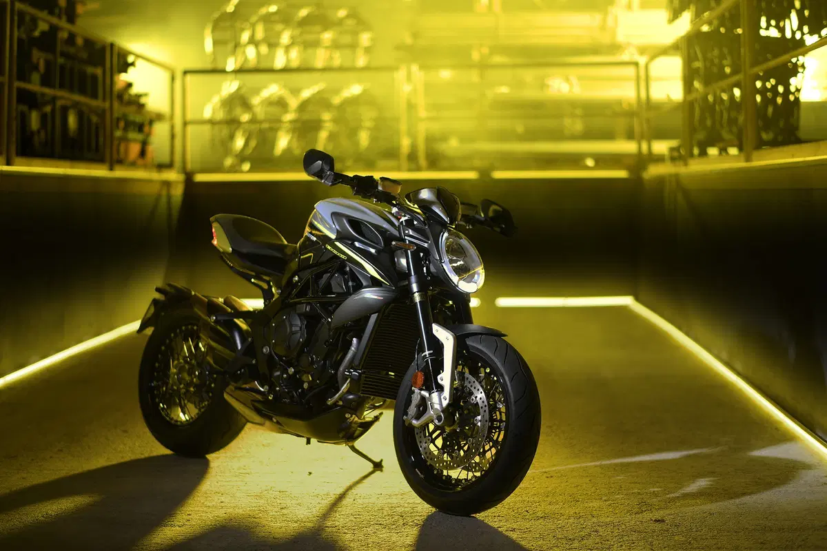 MV Agusta Dragster 800 RR 2019. Raffinata ed esagerata (3)