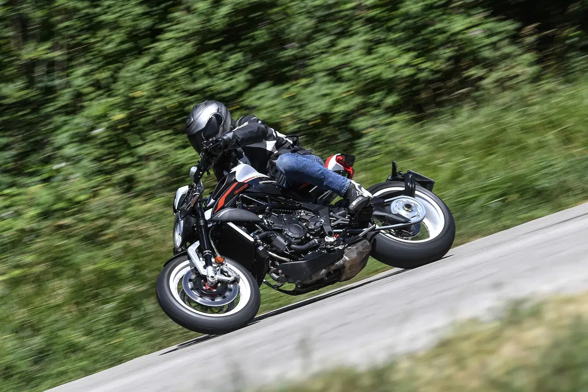 MV Agusta Dragster 800 RR 2019. Raffinata ed esagerata (2)