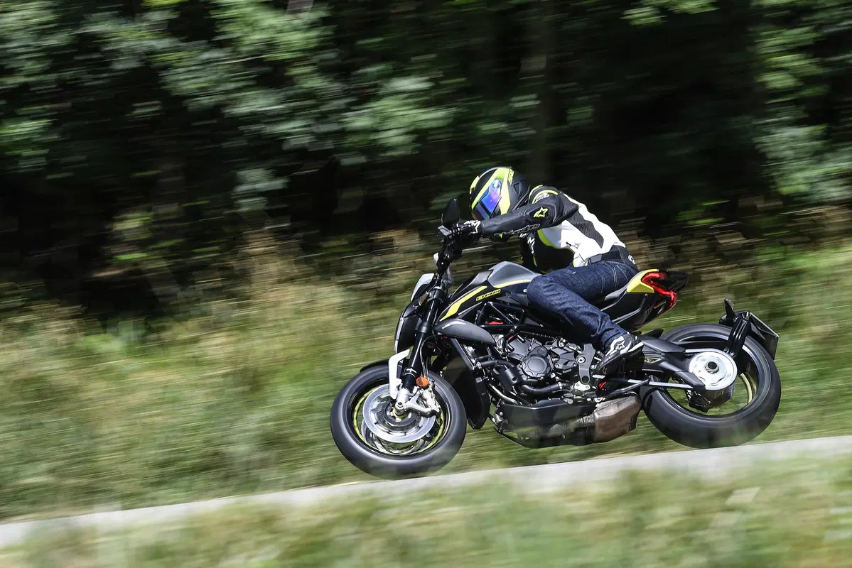 MV Agusta Dragster 800 RR 2019. Raffinata ed esagerata (6)