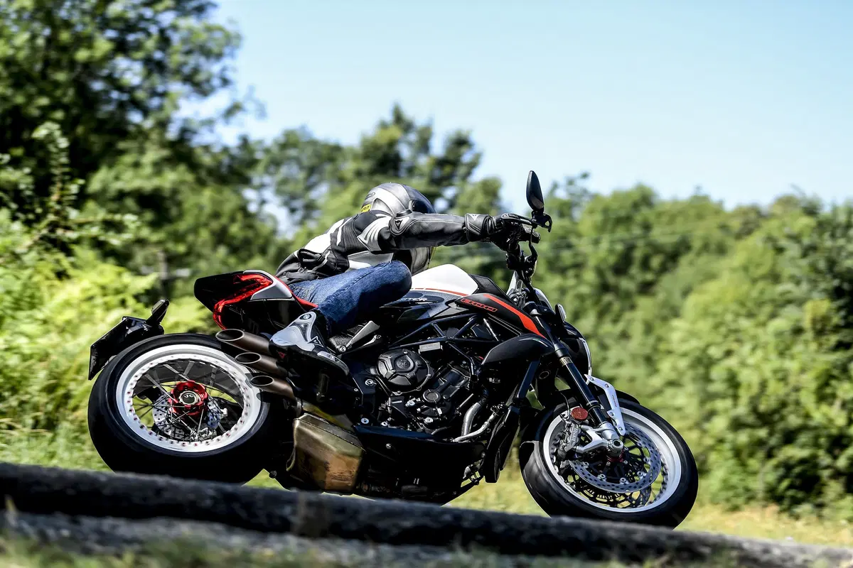 MV Agusta Dragster 800 RR 2019. Raffinata ed esagerata (3)
